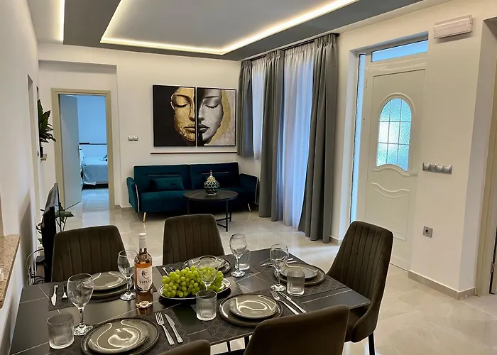 Casa Loma 2 فيلة *