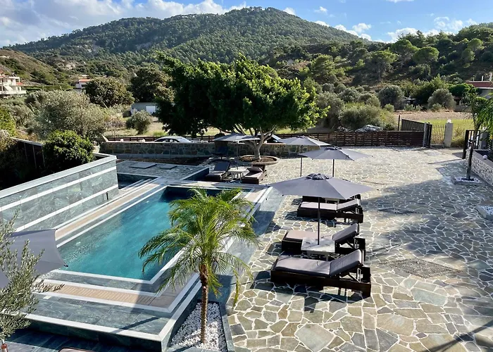 Casa Loma 2 * Petaloudes