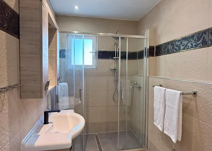 Casa Loma 2 Petaloudes